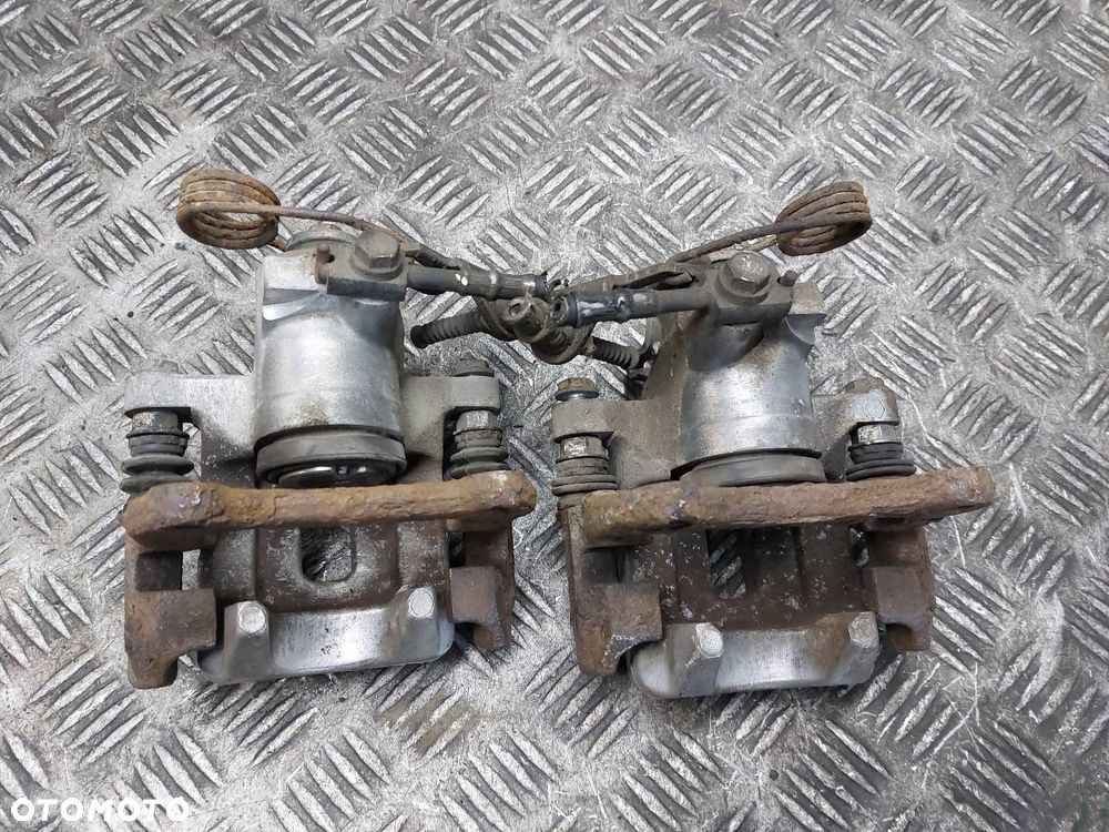 TARCZE HAMULCOWE TYŁ + KLOCKI + ZACISKI VOLKSWAGEN PASSAT B5 ID: 240282 - 9
