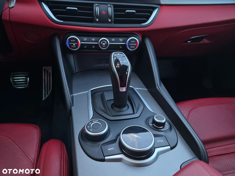 Alfa Romeo Giulia 2.0 Turbo 16V AT8 Veloce Ti - 36