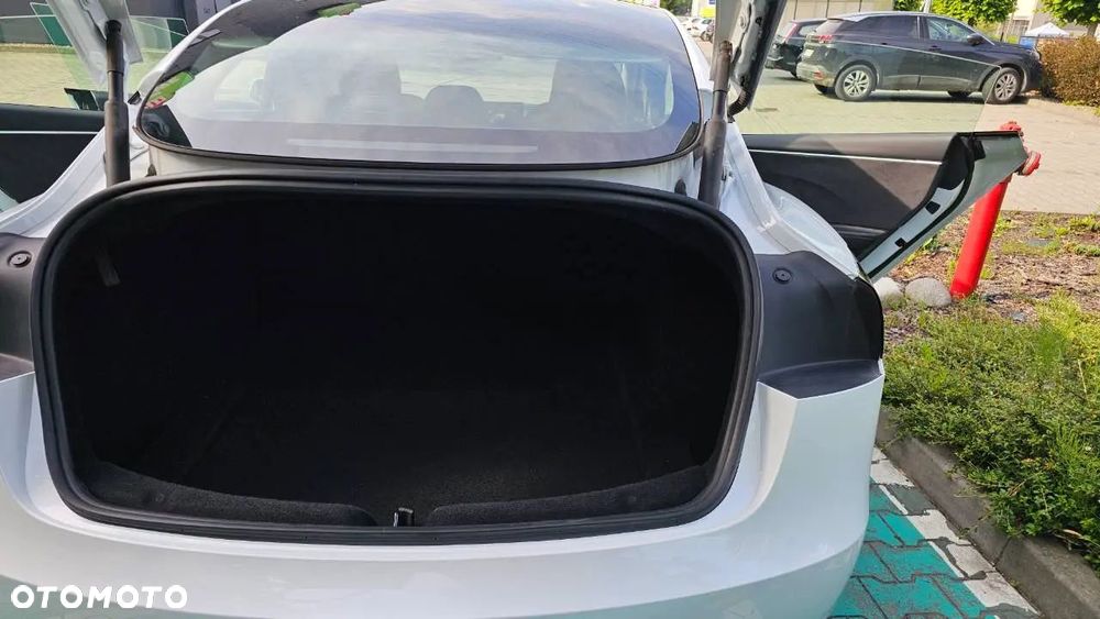 Tesla Model 3 - 4