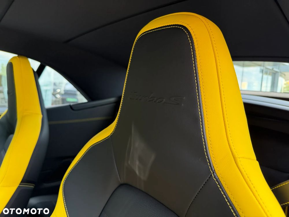 Porsche 911 Carrera Turbo S - 23