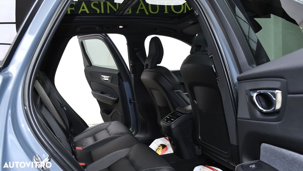 Volvo XC 60 B5 D AWD Ultimate Dark - 10