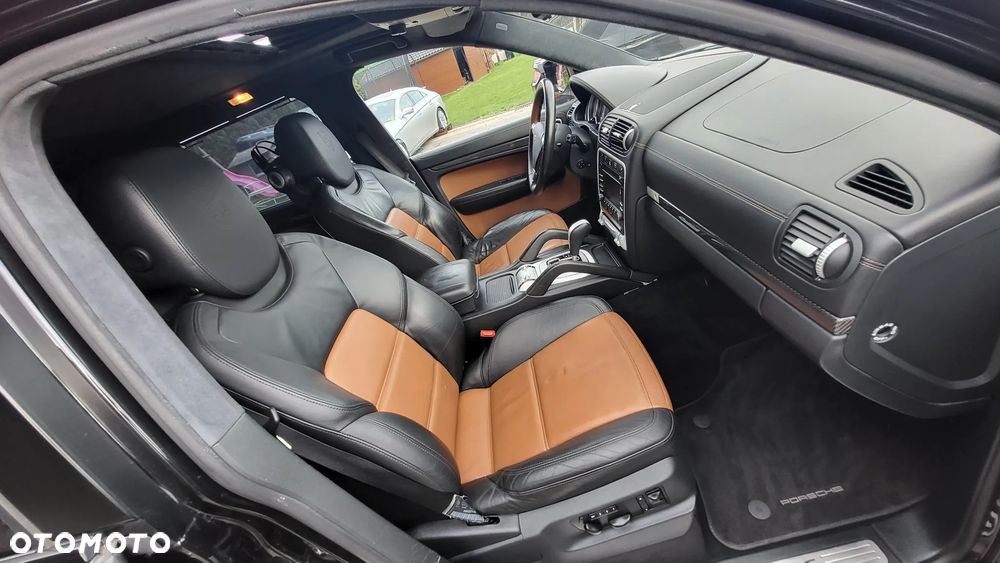 Porsche Cayenne Turbo S - 25