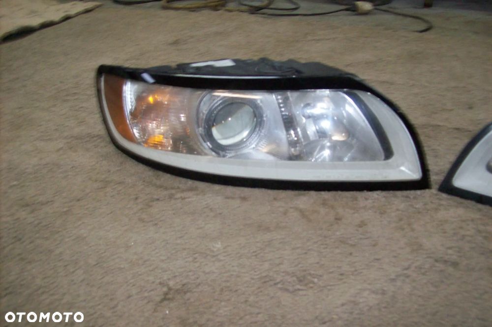 LAMPA PRZEDNIA  PRAWA VOLVO V50 EUROPA - 2