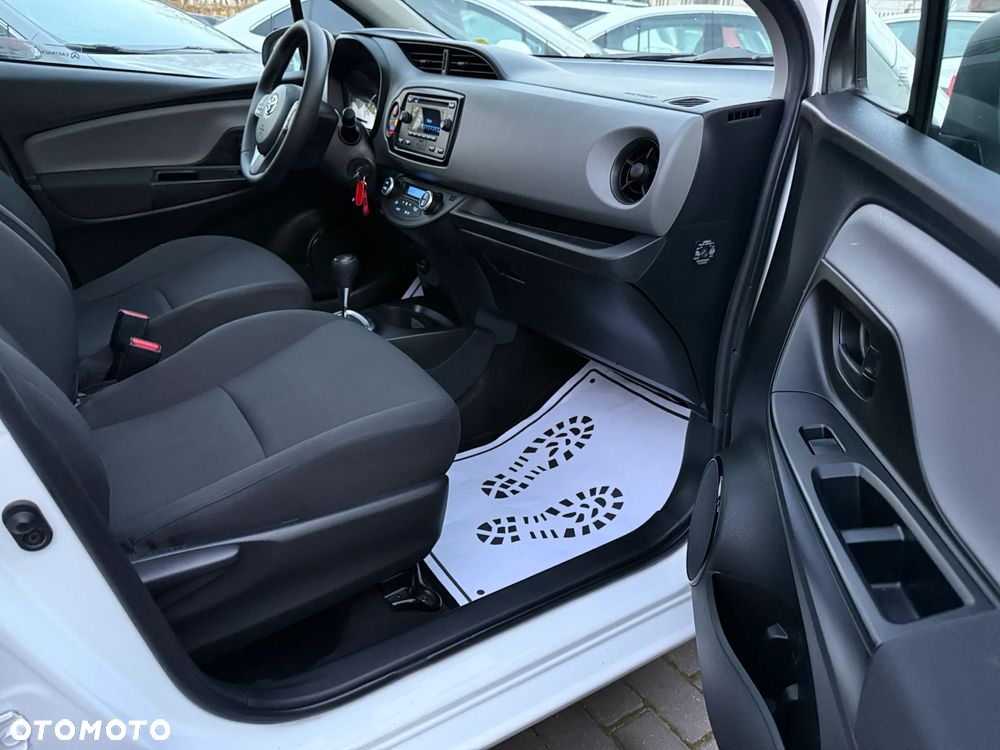 Toyota Yaris Hybrid 100 Active - 11