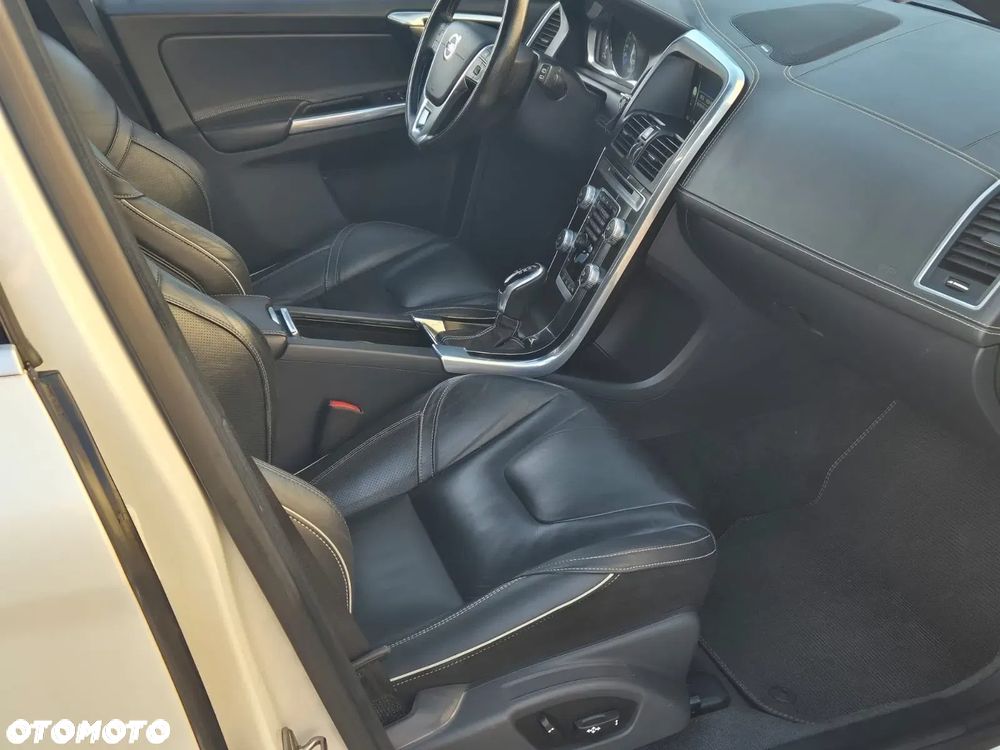 Volvo XC 60 D5 AWD R-Design Momentum - 4