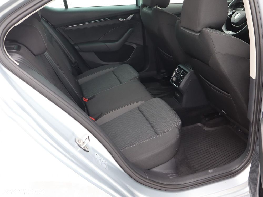 Skoda Octavia 2.0 TDI Selection DSG - 9