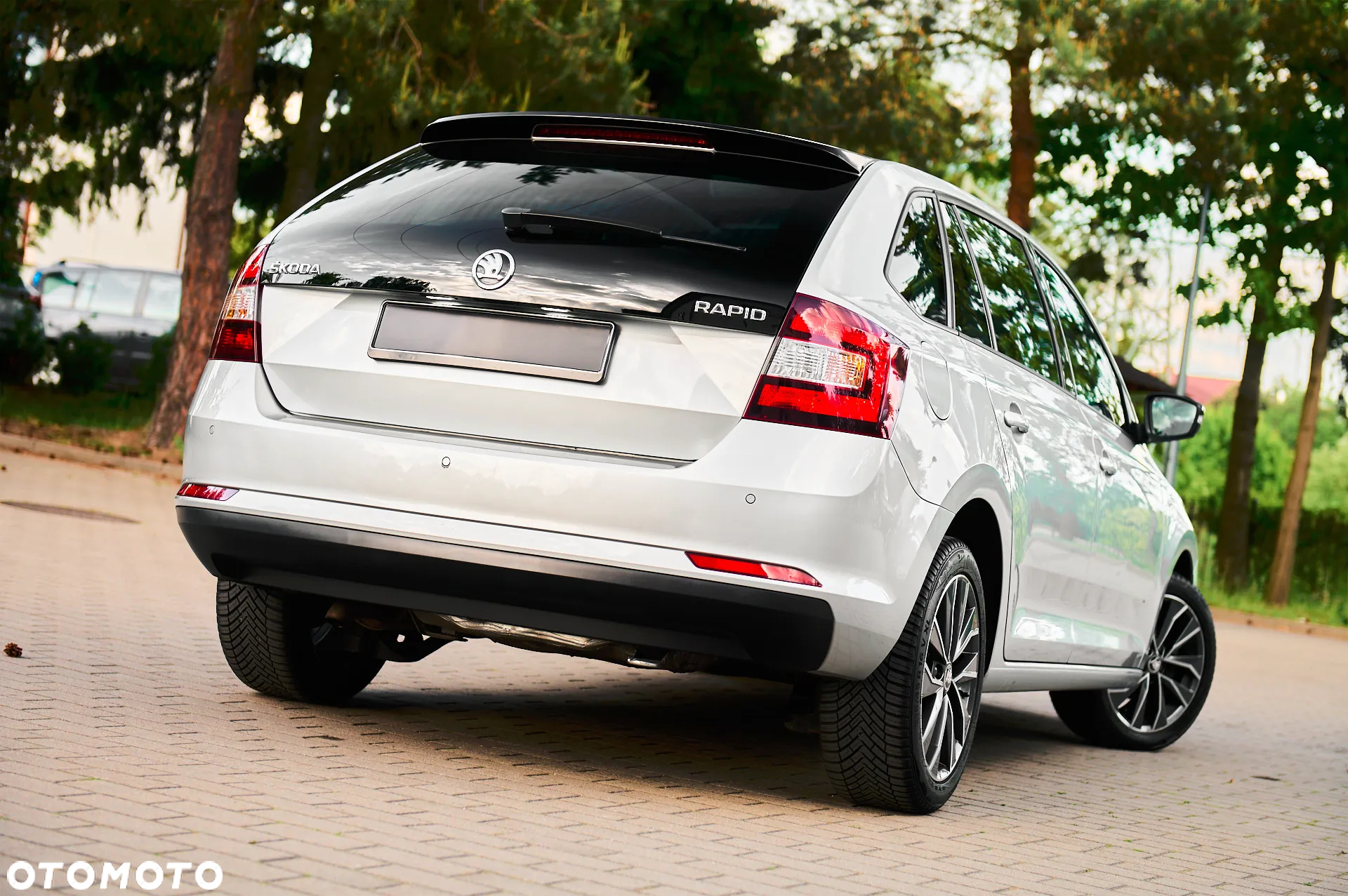Skoda RAPID Spaceback 1.2 TSI (Green tec) Cool Edition Red & Grey - 2
