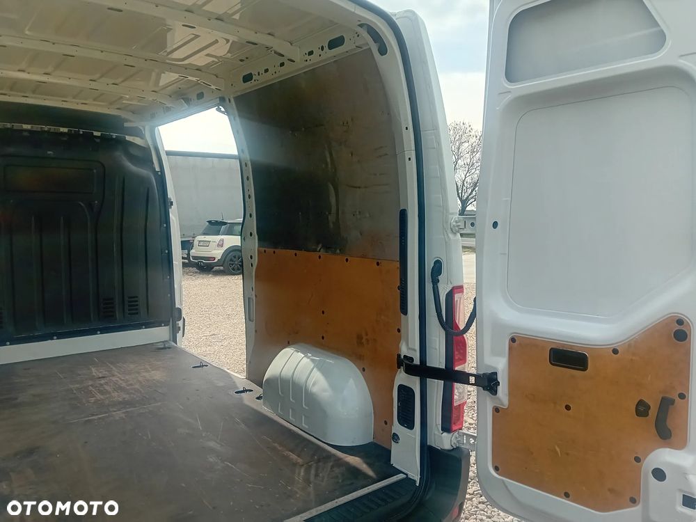 Nissan NV-4000 - 13