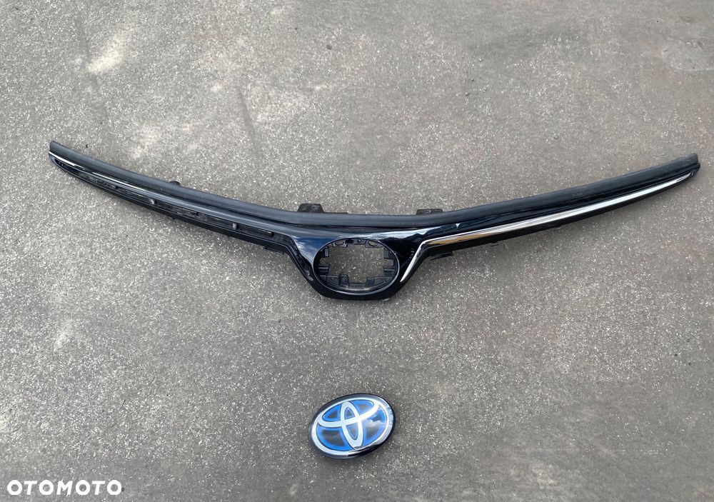 TOYOTA COROLLA E21 SEDAN LISTWA GÓRNA ATRAPY GRILLA ATRAPA PRZEDNIA GRILL PRZEDNI ZDERZAKA W ZDERZAK PRZÓD chrom lewy grilla 53114-02580  5311402580 hybryda Hybrid E210 E 210 E 21 chrom grilla atrapy lewy - 3