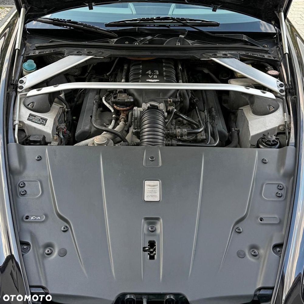 Aston Martin V8 Vantage - 32