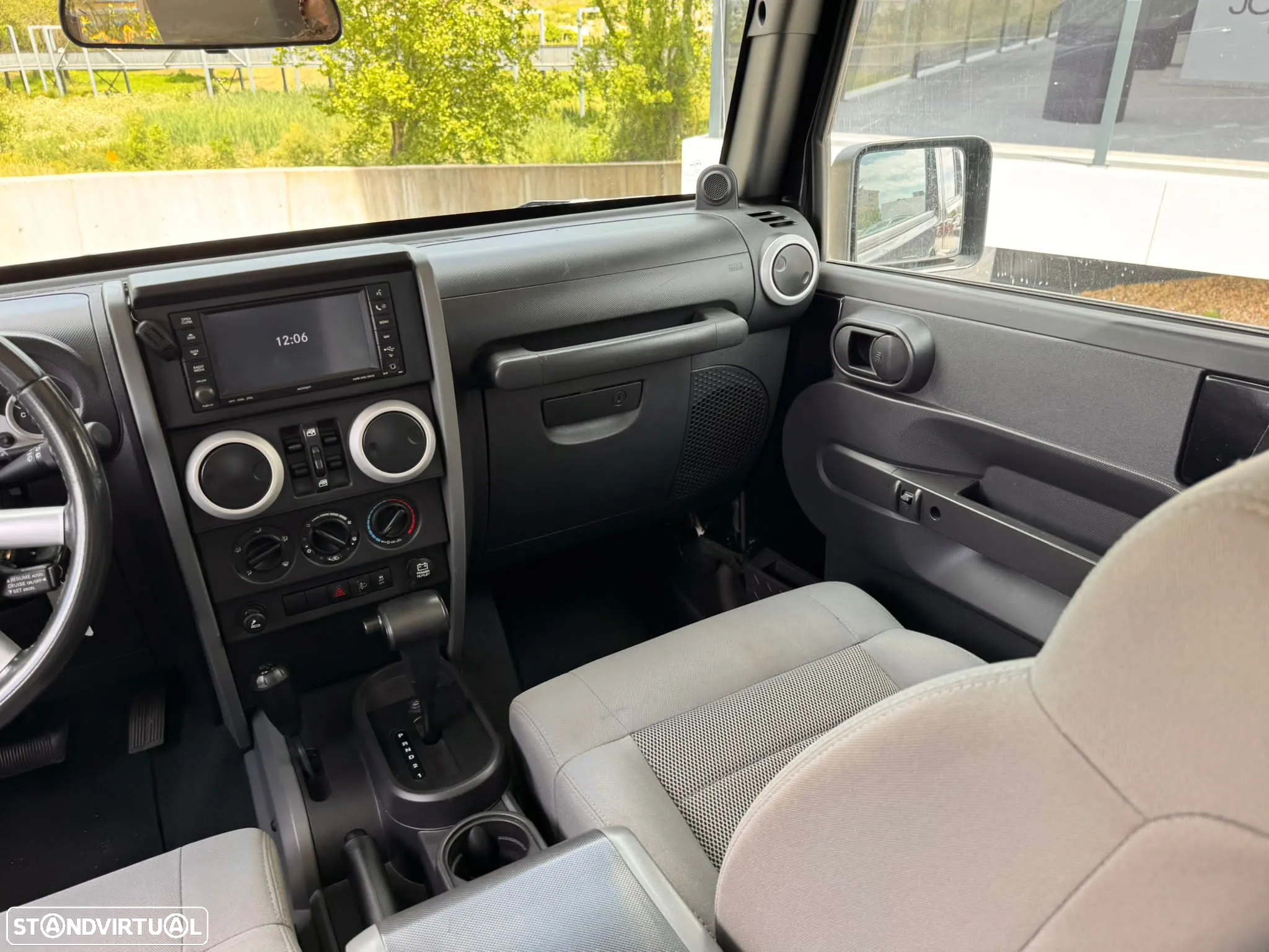 Jeep Wrangler Unlimited 2.8 CRD DPF Auto Sahara - 19