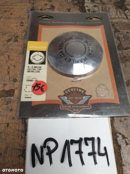 Nakładka na korek wlewu paliwa Harley Davidson Sportster 99666-04 - 1