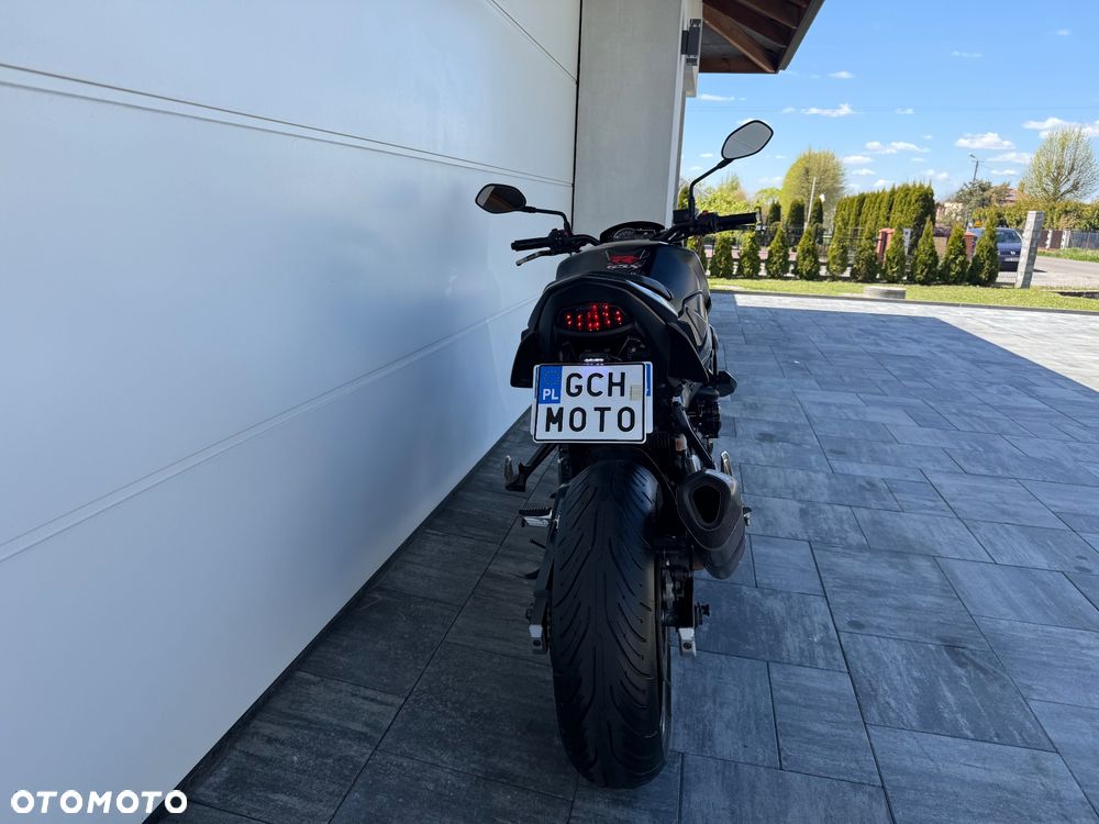 Suzuki GSR - 4
