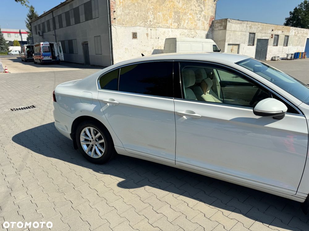 Volkswagen Passat 2.0 TDI SCR Comfortline - 18