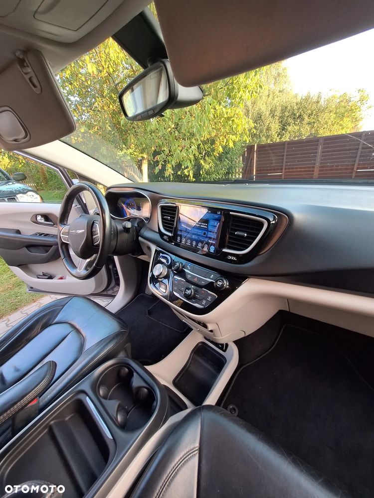Chrysler Pacifica - 17