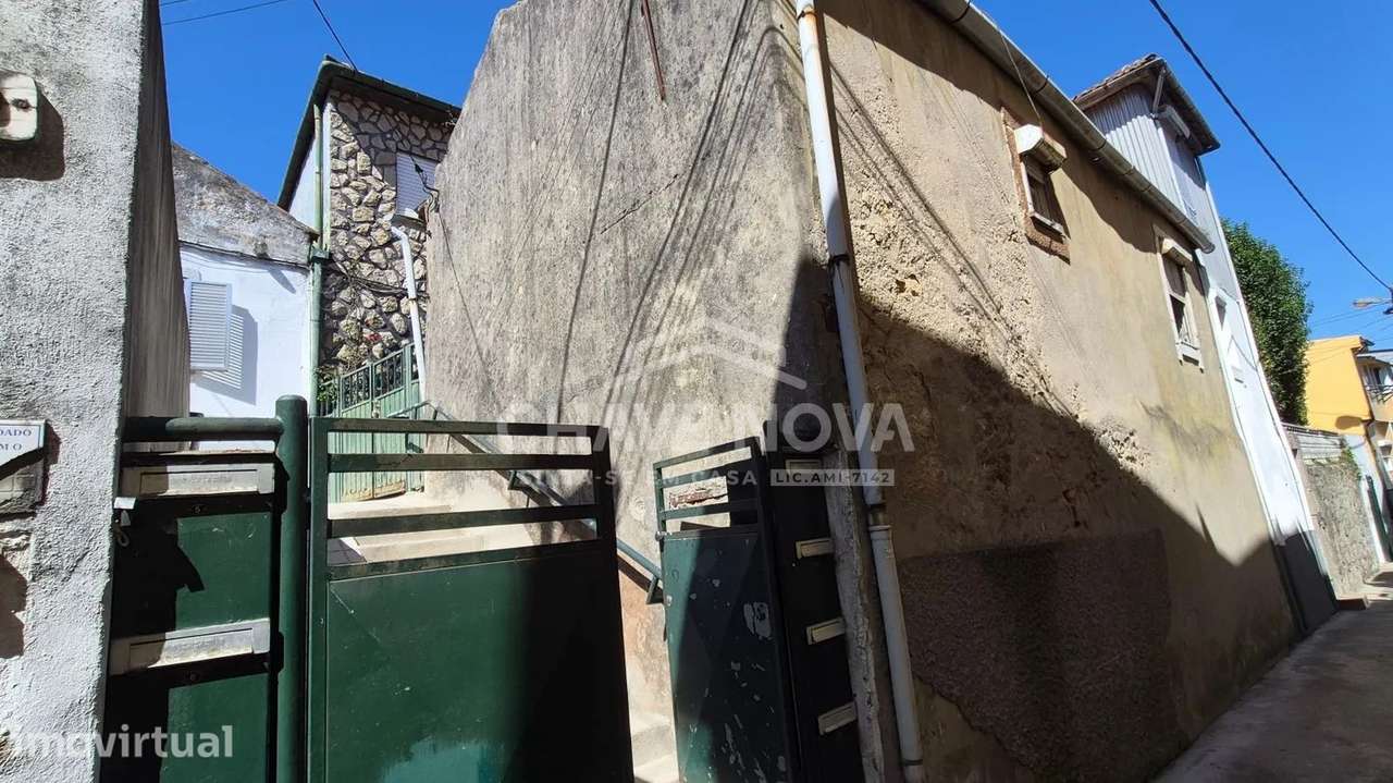Moradia Térrea para Recuperar em Santa Marinha (Candal) - Grande imagem: 4/7