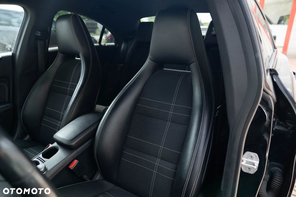 Mercedes-Benz CLA 180 7G-DCT - 17