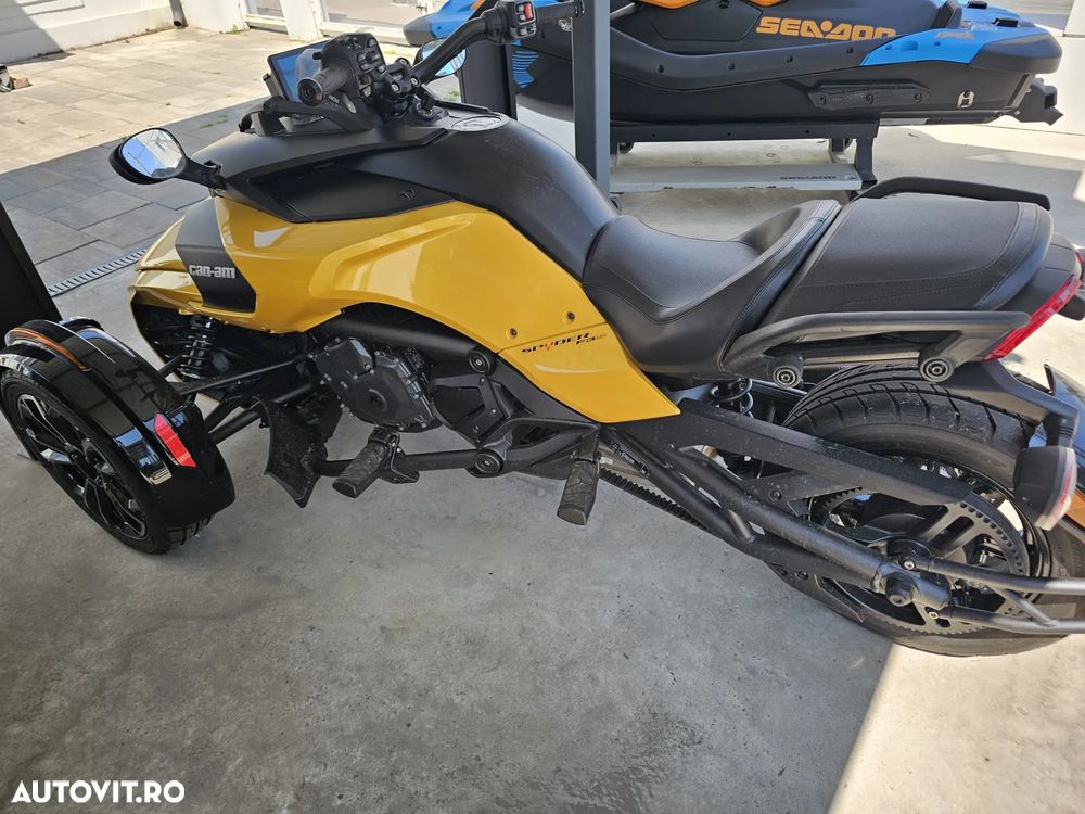 Can-Am Spyder - 2