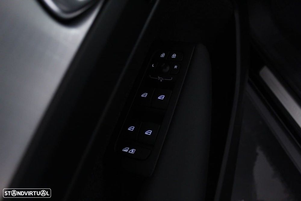 Volvo XC 40 2.0 B3 Plus Dark - 21