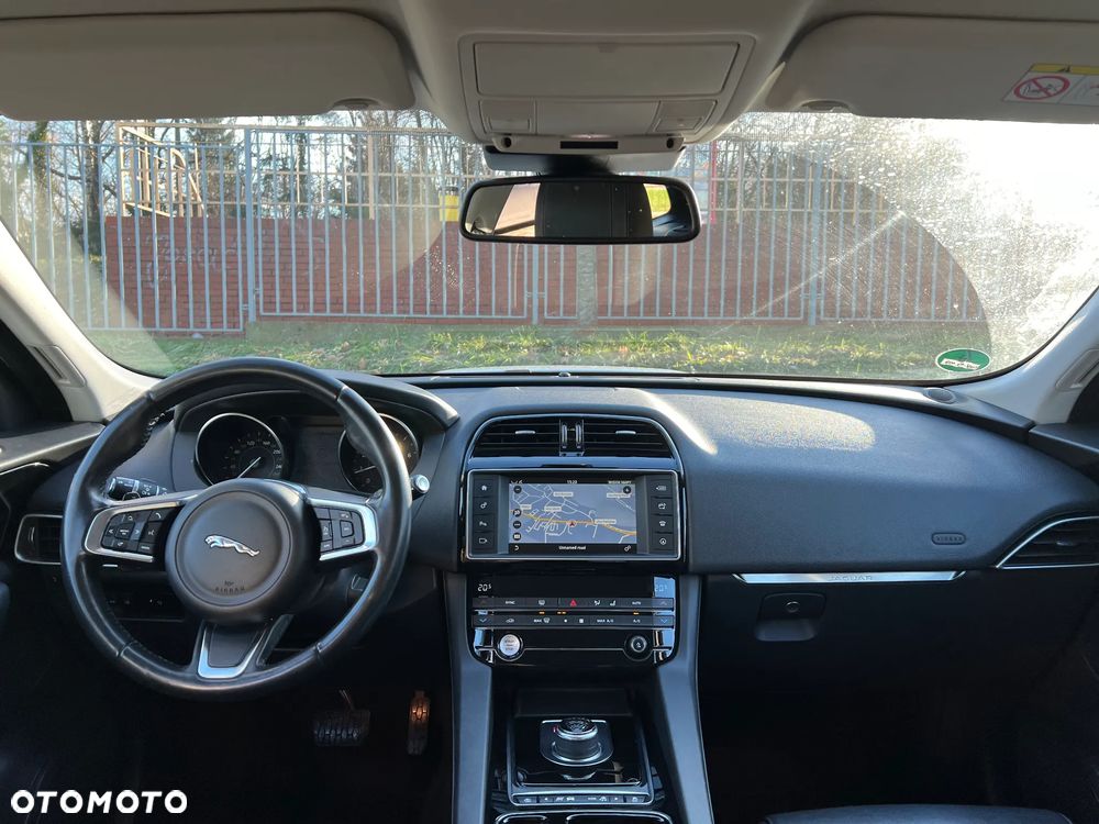 Jaguar F-Pace P250 AWD R-Dynamic SE - 10