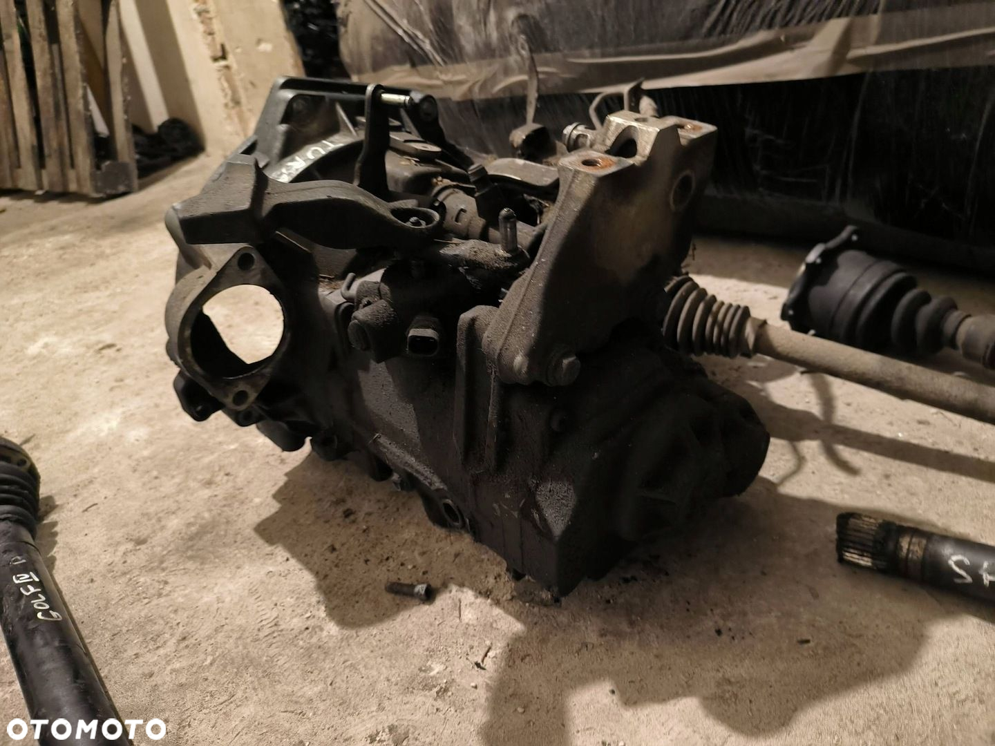 Volkswagen Touran I 2004 Z przodu Manualna 6-biegowa skrzynia biegów - 2