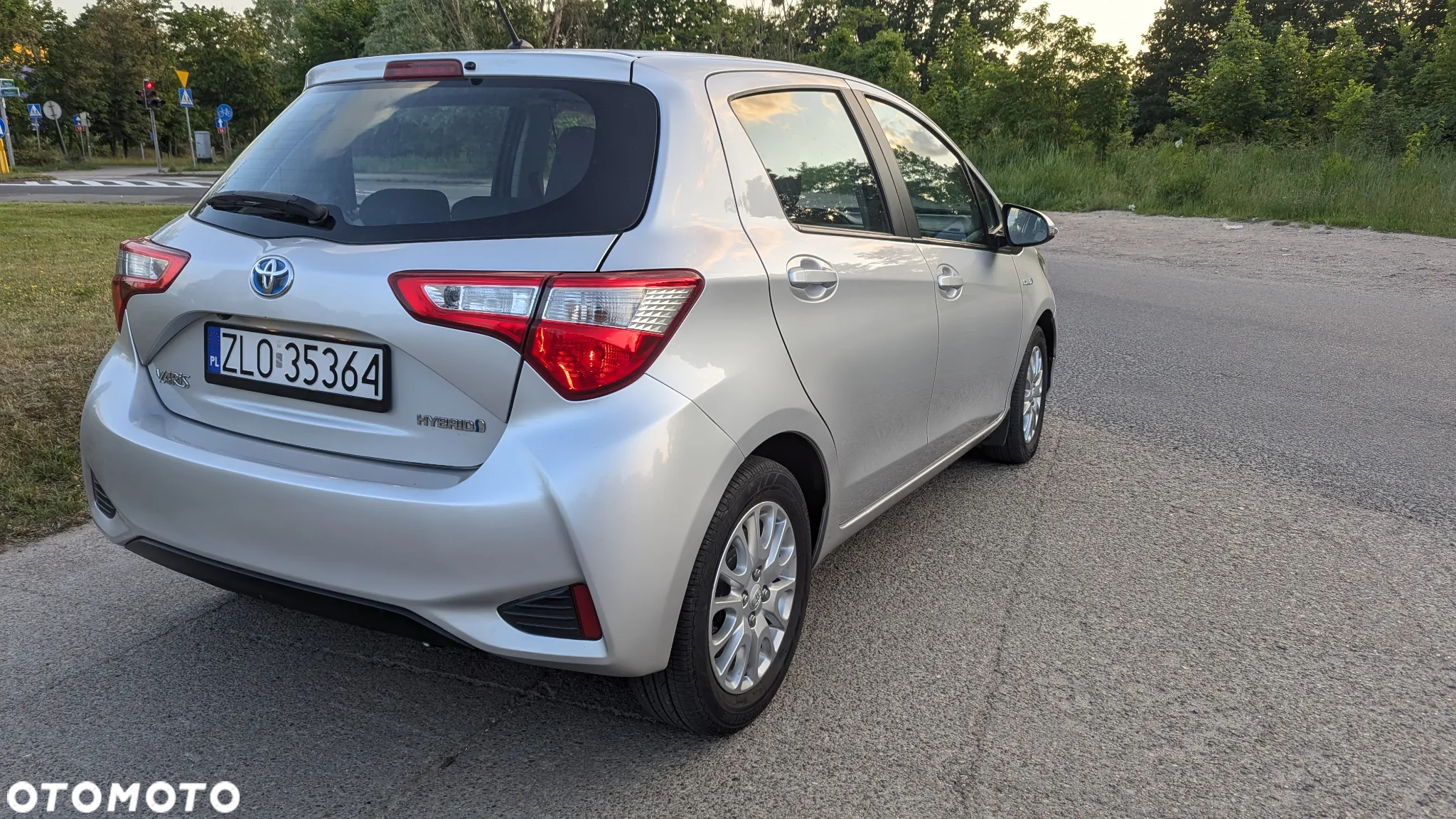 Toyota Yaris Hybrid 100 Dynamic - 8