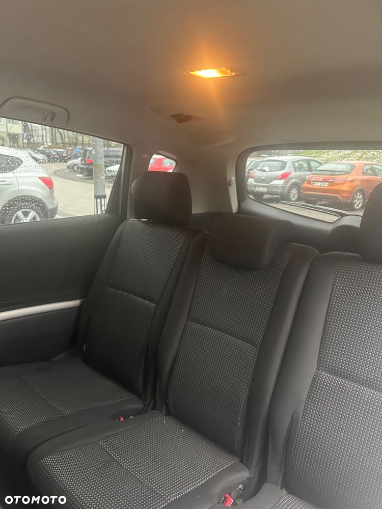 Toyota Corolla Verso 2.2 D-4D X - 8