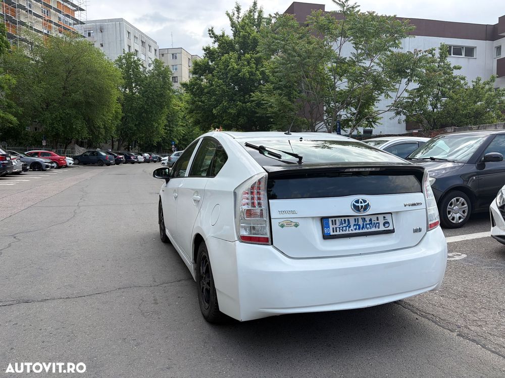 Toyota Prius (Hybrid) - 4