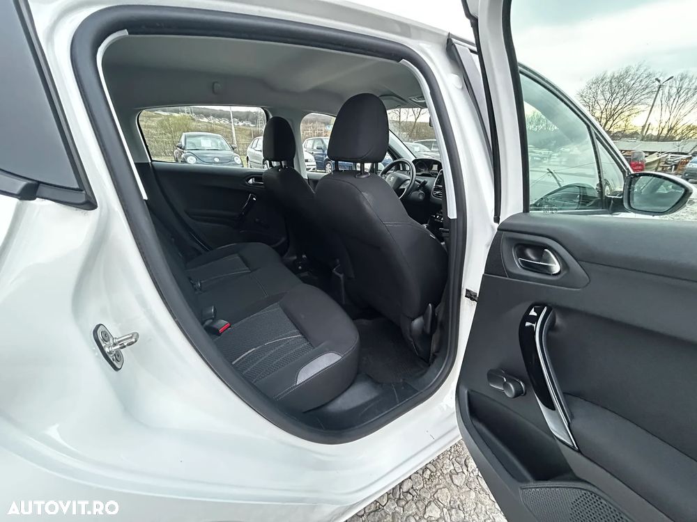 Peugeot 208 95 VTI Allure - 17