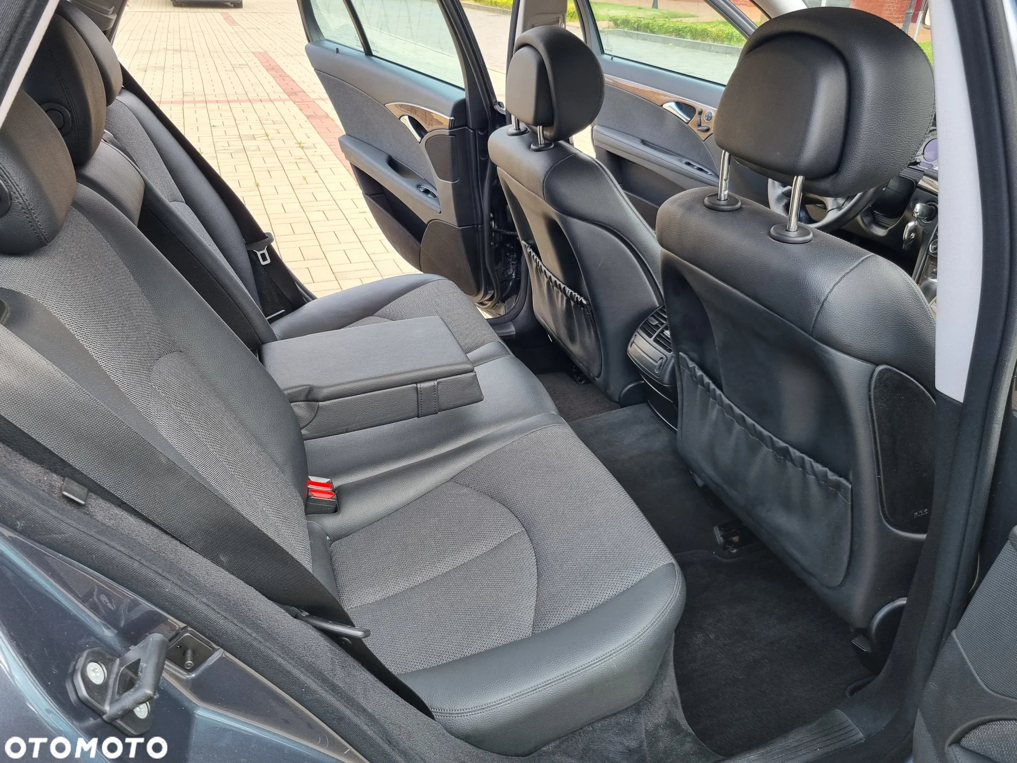 Mercedes-Benz Klasa E 200 T BlueEFFICIENCY 7G-TRONIC Avantgarde - 21