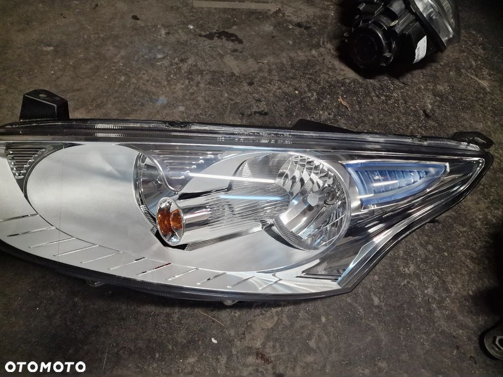 Reflektor  lewy przód ford  B-Max AV11-13W030-AF - 1