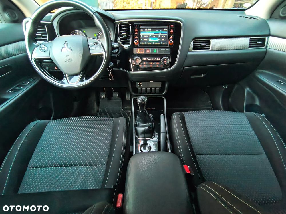 Mitsubishi Outlander 2.0 Invite + 2WD - 3