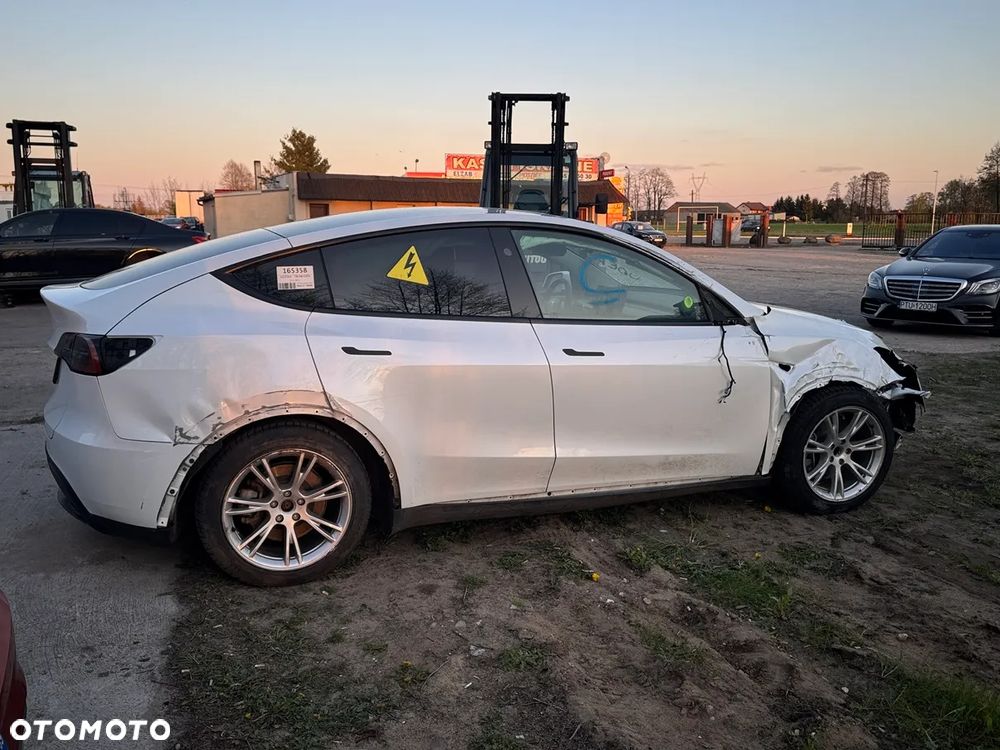 Tesla Model Y - 15