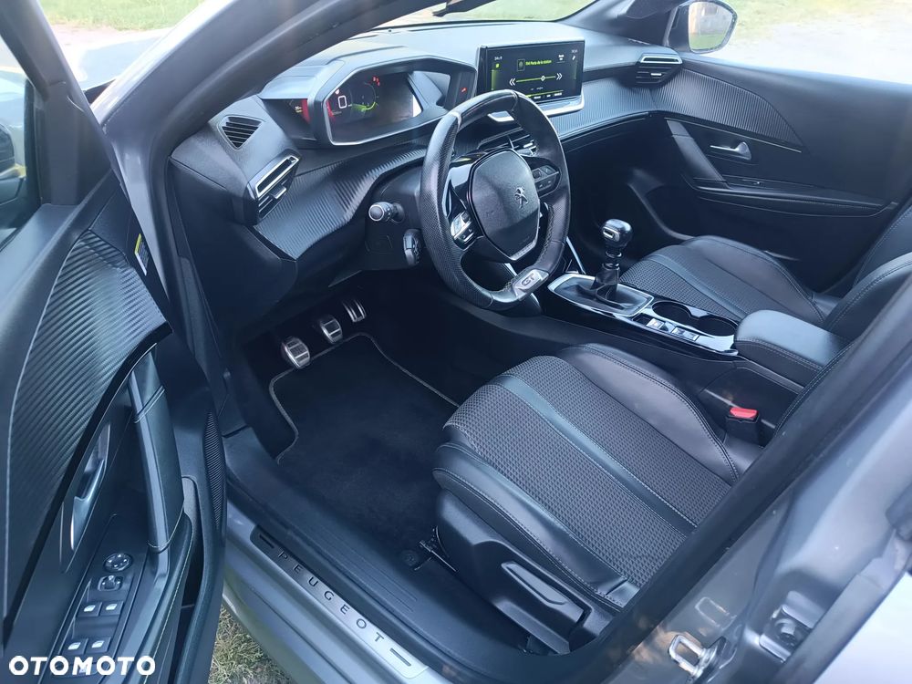 Peugeot 208 - 8