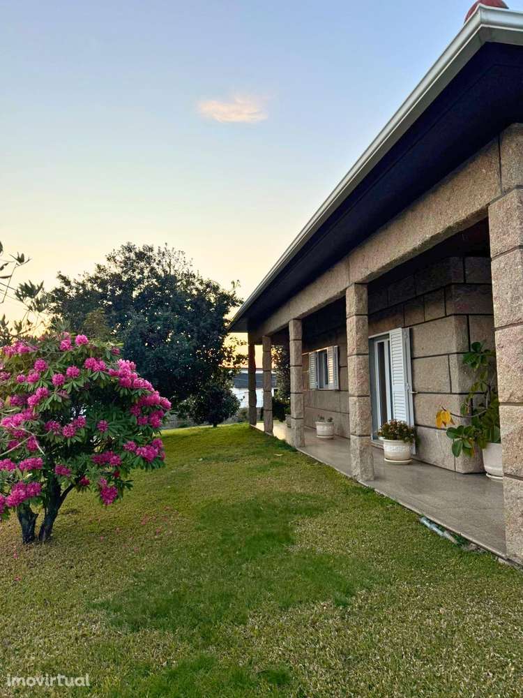 Moradia em Pedra com 1.200 m2 de Terreno – Próxima do Douro - Grande imagem: 3/48