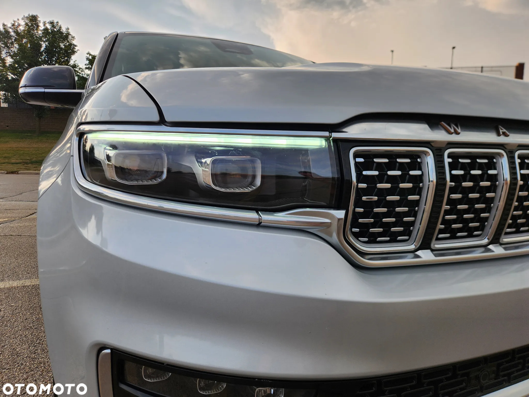 Jeep Grand Wagoneer - 16
