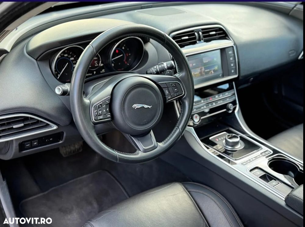 Jaguar XE 2.0 AWD Prestige - 3