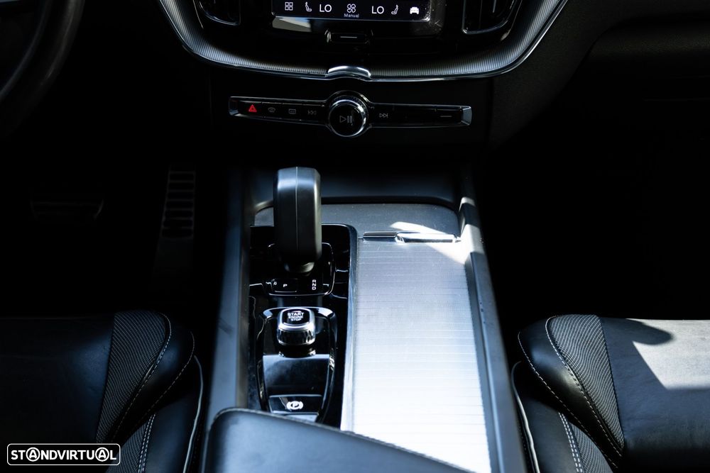 Volvo XC 60 2.0 B4 R-Design Geartronic - 24