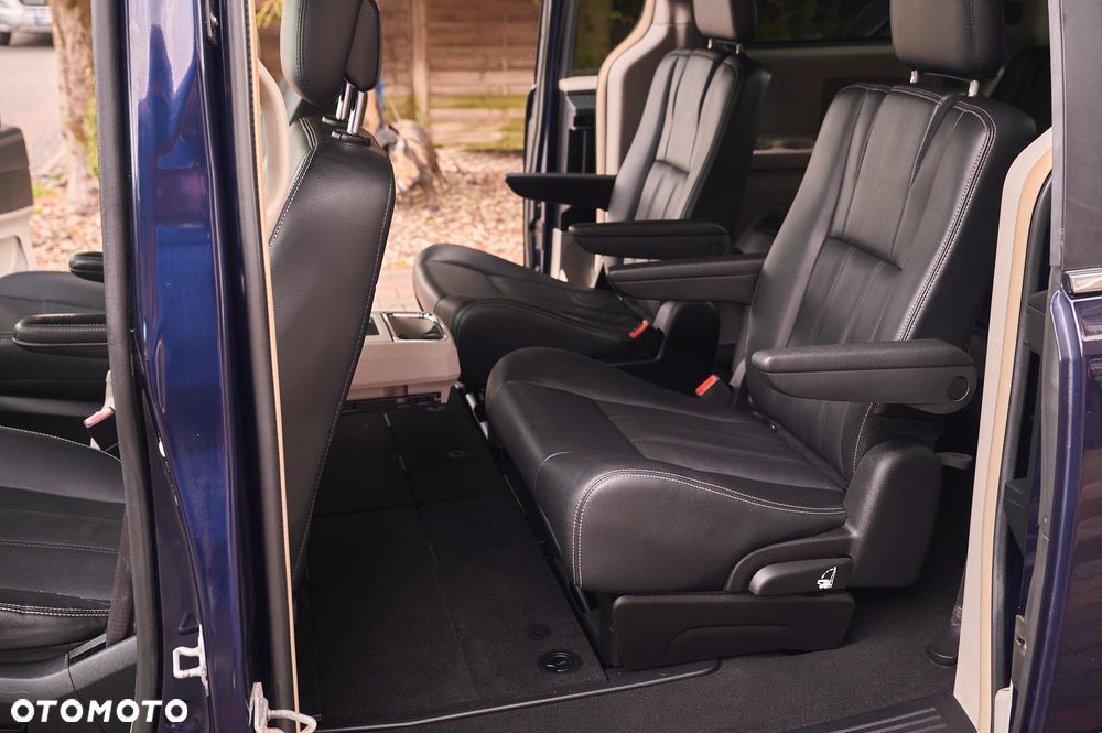 Chrysler Town & Country - 22