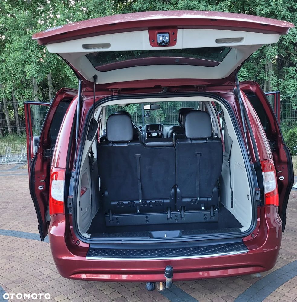 Chrysler Town & Country - 6