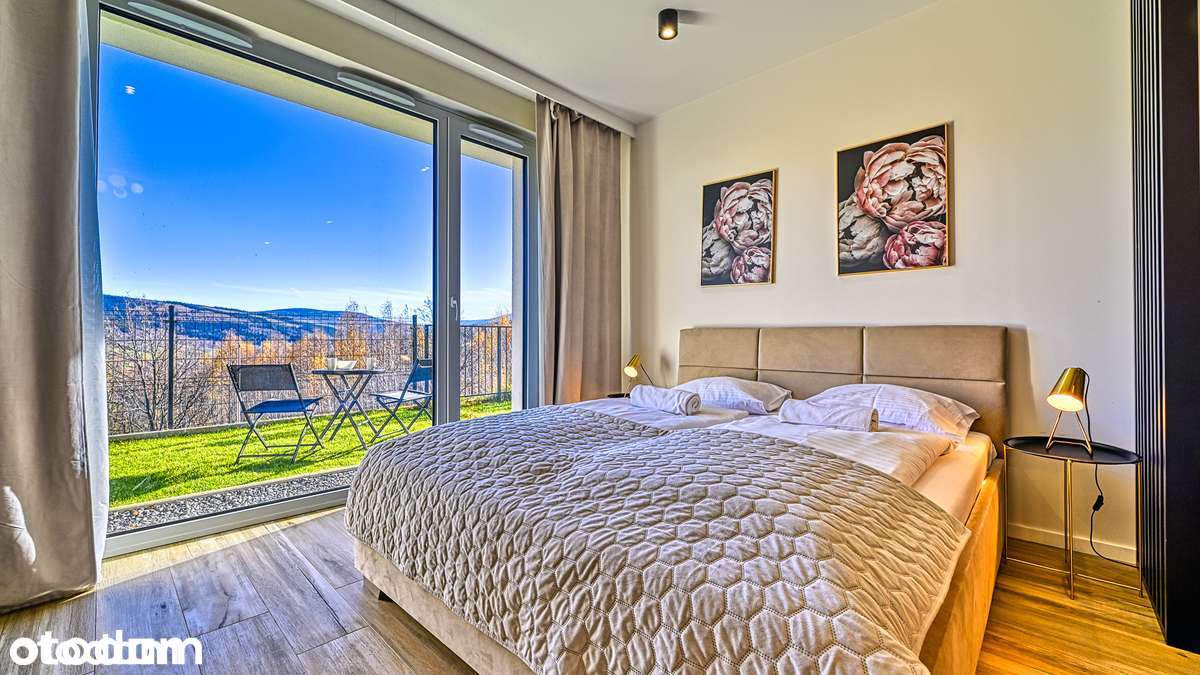 Apartament z tarasem i widokiem na góry oraz miejscem garażowym.