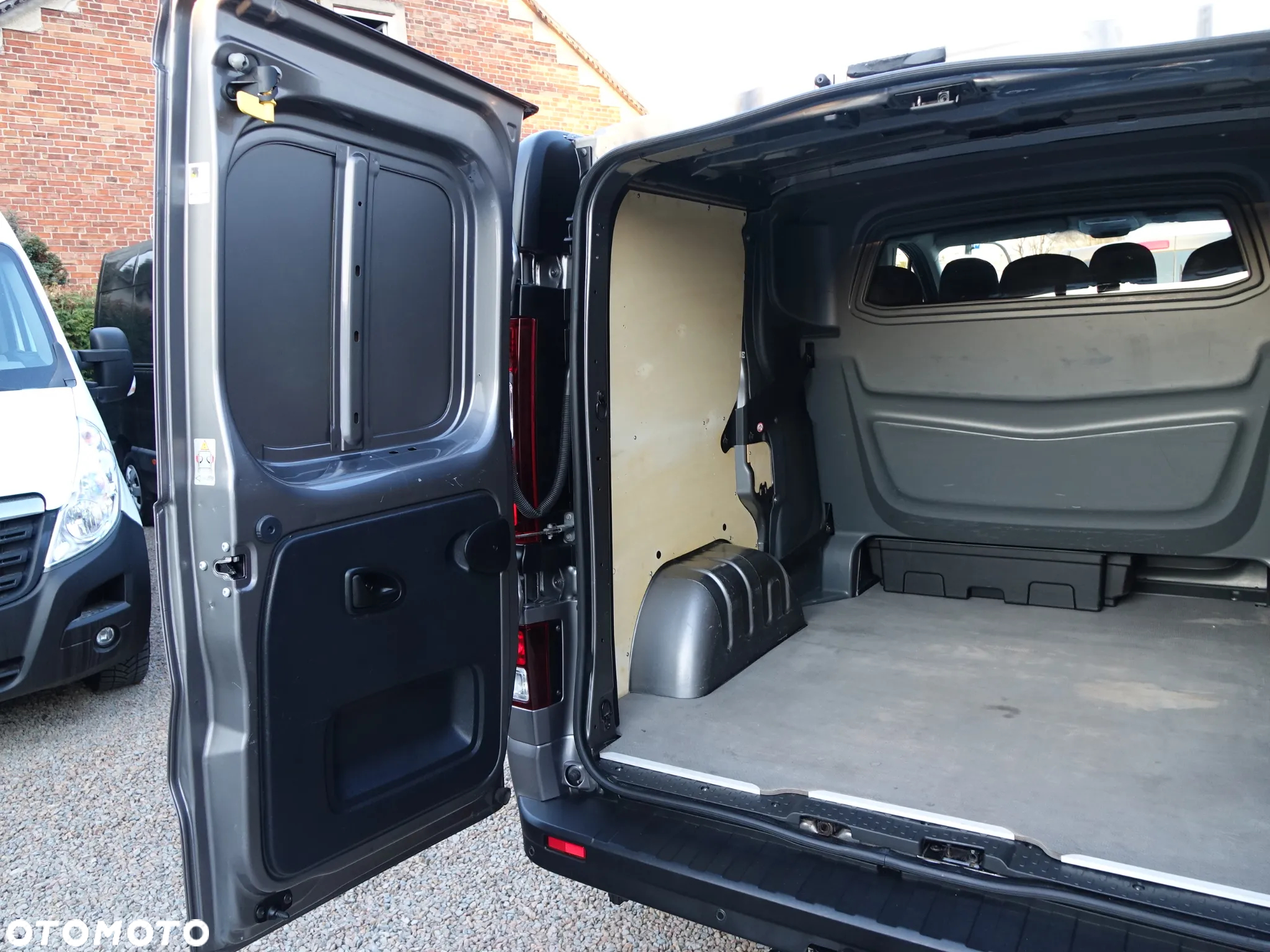 Opel Vivaro 6-osobowy brygadówka L1H1 - 19