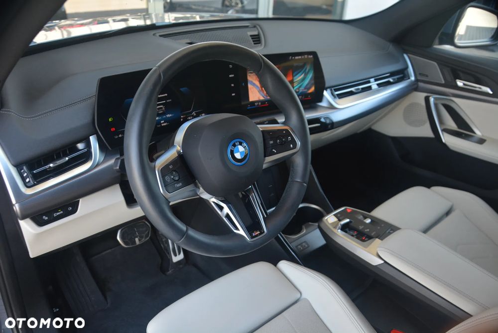 BMW iX2 eDrive20 66.5kWh M Sport - 7