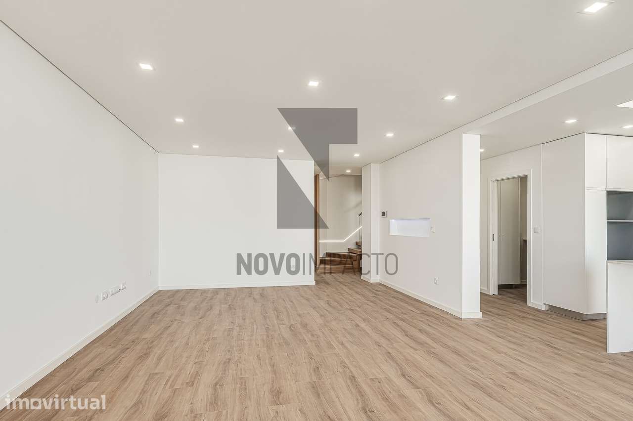 Moradia Térrea T4 Nova com Piscina e Garagem | Sarilhos Grandes - Grande imagem: 3/60