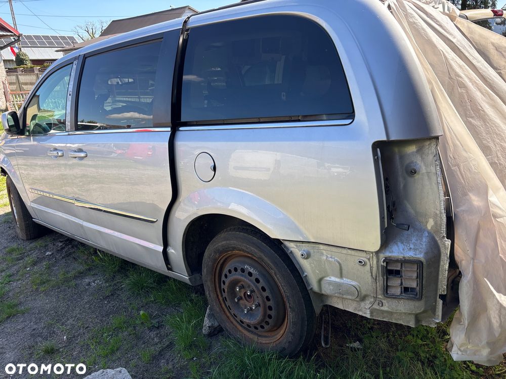 Chrysler Town & Country - 7