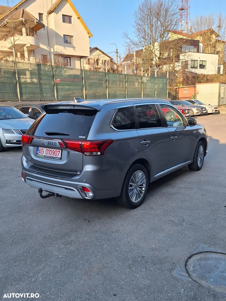 Mitsubishi Outlander PHEV 2.4 L 4X4 Instyle+ - 9