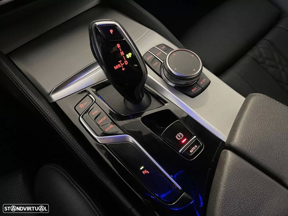 BMW 520 d Pack Desportivo M Auto - 38