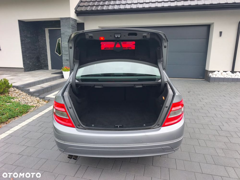 Mercedes-Benz Klasa C 180 CGI BlueEFFICIENCY Avantgarde - 18