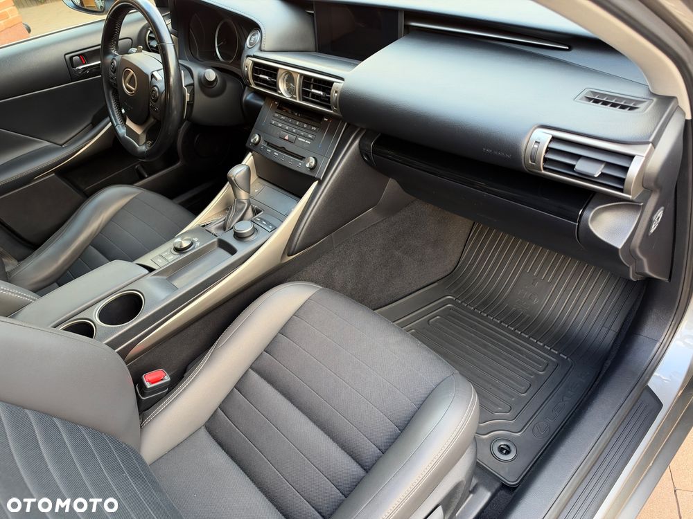 Lexus IS 200t Elite - 12