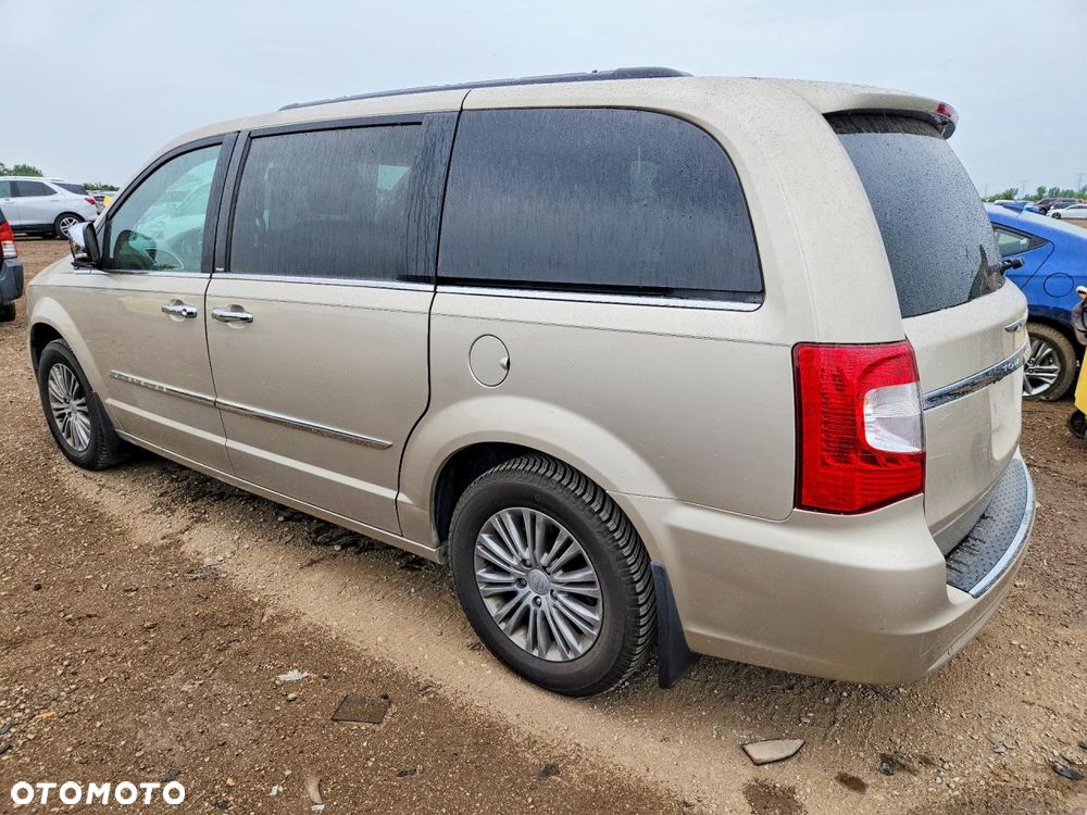 Chrysler Town & Country - 3